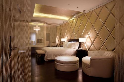 台北的住宿－薇閣精品旅館 - 大直旗艦館，配有一张床和一把椅子的酒店客房