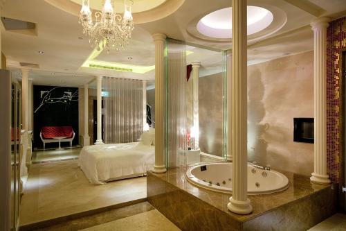 a bathroom with a bed and a tub in a room at Wego Funtel - Dazhi Branch in Taipei