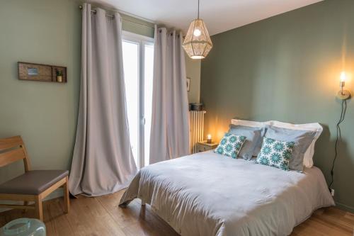 une chambre avec un lit et une grande fenêtre dans l'établissement La Terrasse Saint Jean, à Annecy