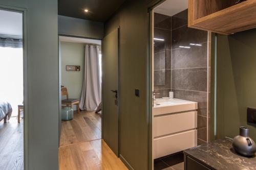 une salle de bain avec un lavabo et une douche dans l'établissement La Terrasse Saint Jean, à Annecy
