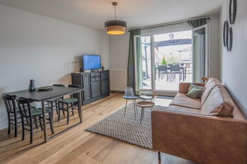 un salon avec un canapé et une table dans l'établissement La Terrasse Saint Jean, à Annecy