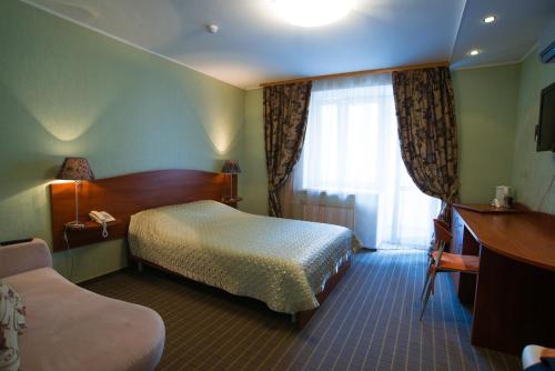 Suite Hotel tesisinde bir odada yatak veya yataklar