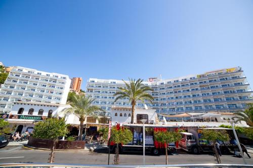 a large building with palm trees and palm trees at Pierre&Vacances Mallorca Deya in Santa Ponsa