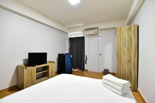 Tempat tidur dalam kamar di WJ Residence at Suvarnaphumi