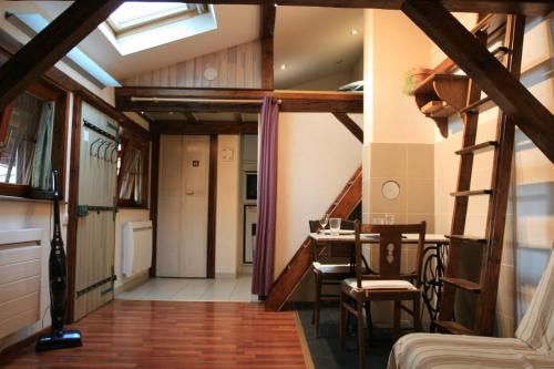 Zimmer mit einem Tisch und einem Esszimmer in der Unterkunft Petite Cahute in Soultzmatt