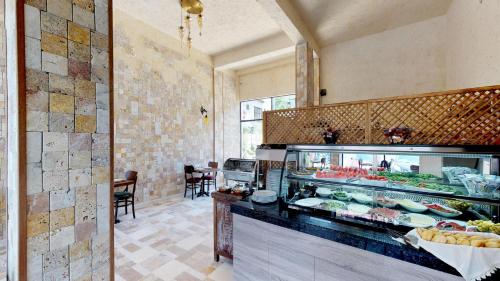 een restaurant met een buffet van gerechten in een kamer bij Patron Hotel in Antalya