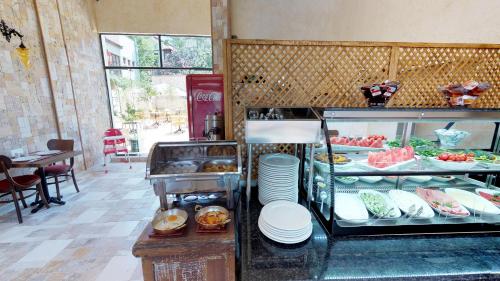 een buffet in een restaurant met eten bij Patron Hotel in Antalya