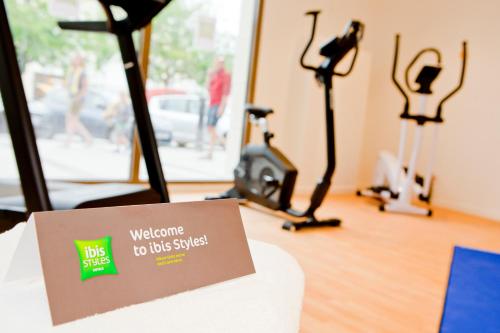 Фитнес-центр и/или тренажеры в ibis Styles Chalons en Champagne Centre