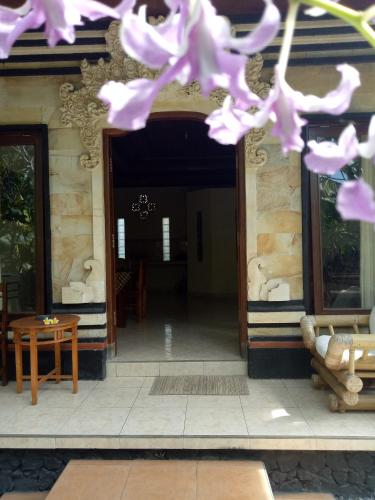 Η πρόσοψη ή η είσοδος του Mimba Private House