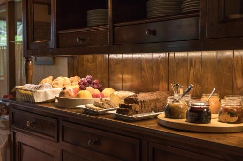 Una mesa con diferentes tipos de pan y fruta sobre ella. en El Moli de Siurana, en Siurana