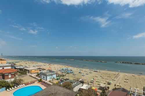 Blick auf den Strand und das Meer in der Unterkunft Hotel Splendid in Gatteo a Mare