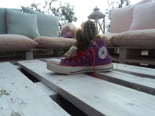 a little girl sitting in a pair of shoes on a table at Casa Montalgallo in Lucignano