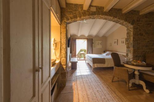 um quarto com uma cama e uma mesa num quarto em El Moli de Siurana em Siurana