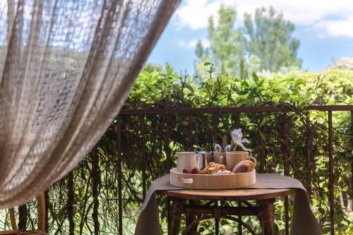 Una mesa con un tazón de comida encima en El Moli de Siurana, en Siurana