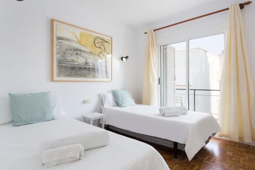 Krevet ili kreveti u jedinici u okviru objekta Stay U-nique Apartments Sitges Beach
