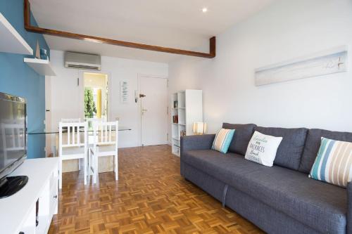 Il comprend un salon avec un canapé et une cuisine. dans l'établissement Stay U-nique Apartments Sitges Beach, à Sitges