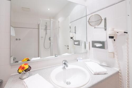 Ett badrum på Best Western Hotel Geheimer Rat