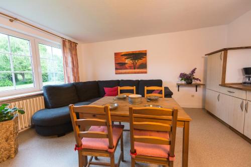 Ferienhof Schwien في مالينتي: غرفة معيشة مع طاولة وأريكة