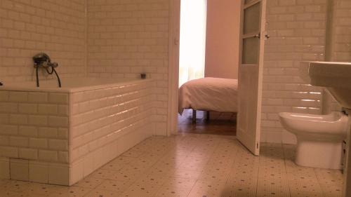 バレンシアにあるBeautiful early 20th century roomのバスルーム(バスタブ、トイレ、シンク付)