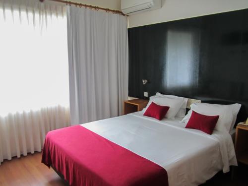 En eller flere senger på et rom på Hotel Eco Salvador
