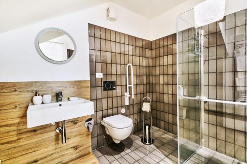 a bathroom with a toilet and a sink and a shower at B&B ALUSEA in Silvi Paese