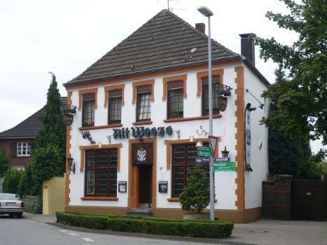 un edificio en la esquina de una calle en Alt Weeze, en Weeze