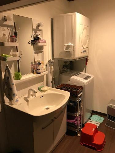 Un baño de Emina Backpackers