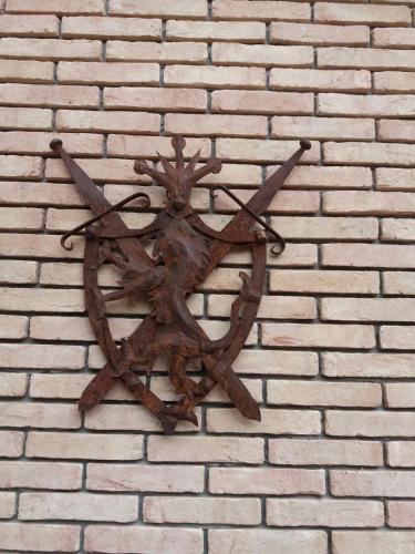 a metal sign on a brick wall at Il Castello in Piazza Armerina
