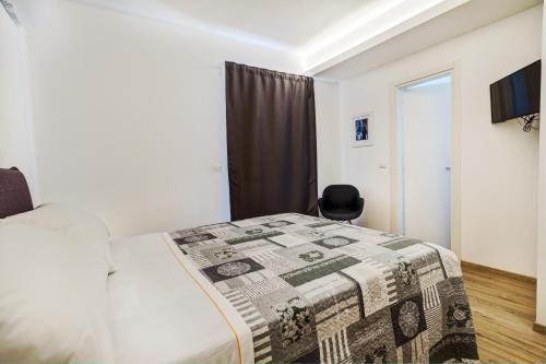 a bedroom with a bed and a chair at B&B ALUSEA in Silvi Paese