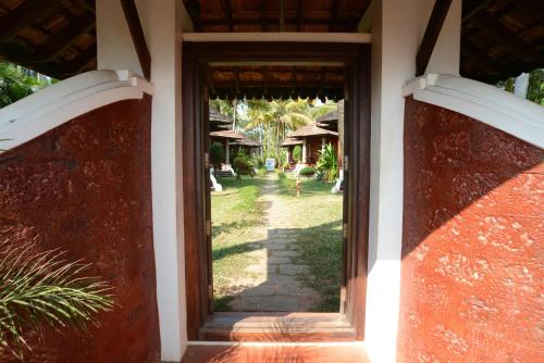 una puerta abierta a una casa con patio en Rajadhani 5th Season, en Varkala