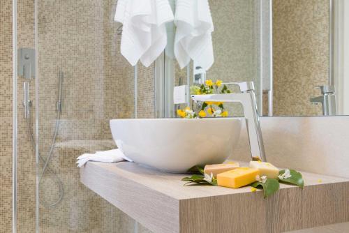 un bancone del bagno con lavandino e lavandino di B&B Villa Romano a Treviso
