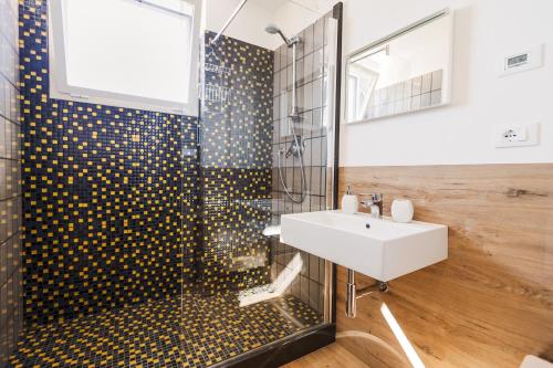ein Bad mit einem Waschbecken und einer Dusche in der Unterkunft B&B ALUSEA in Silvi Paese