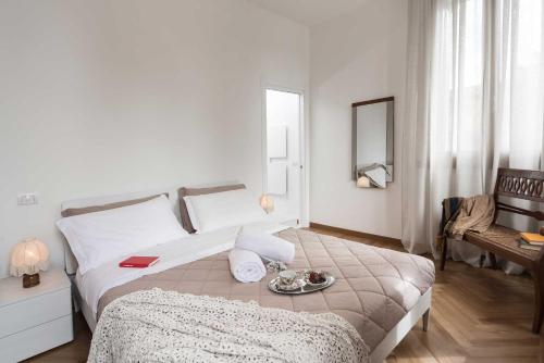 una camera da letto con un letto con un piatto di cibo sopra di B&B Villa Romano a Treviso