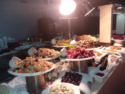 TissemsiltHotel Mellasse的自助餐,包括许多不同类型的食物