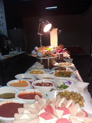 TissemsiltHotel Mellasse的一张桌子,上面放着许多不同类型的食物