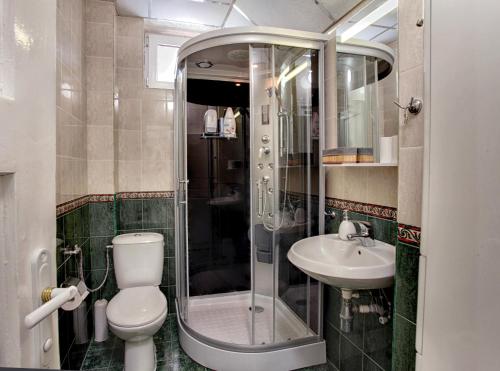 uma casa de banho com um chuveiro, um WC e um lavatório. em TERRACE HOME - Three bedrooms City center em Plovdiv