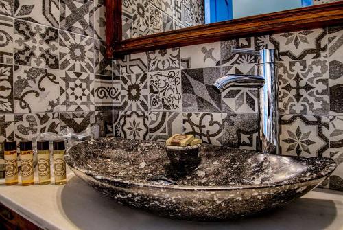 łazienka z dużą kamienną umywalką na ladzie w obiekcie Sahaba Zahora w mieście Zahora