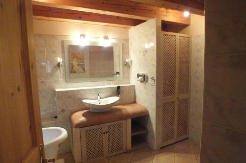 La salle de bains est pourvue d'un lavabo et de toilettes. dans l'établissement Rheinufer-Lodge in Leverkusen-Hitdorf-mit Blick auf den Rhein - Zentral an der A1 und der 59, à Leverkusen