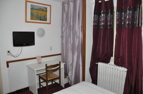 Televisyen dan/atau pusat hiburan di Citotel Hôtel Cesar