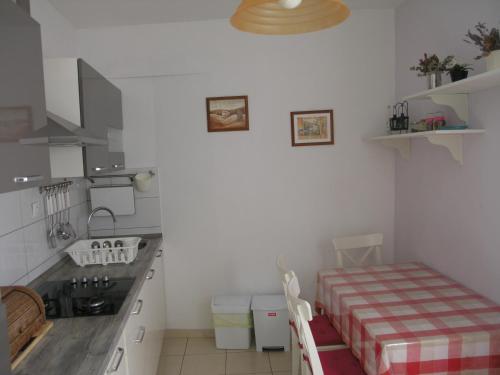 uma pequena cozinha com um lavatório e uma mesa em Hvar apartment 4 em Hvar