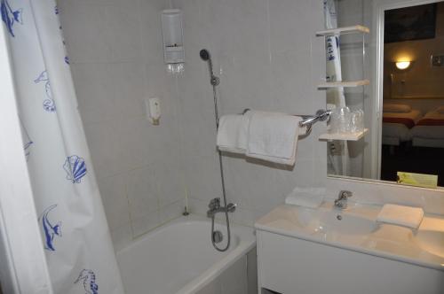 Bilik mandi di Citotel Hôtel Cesar