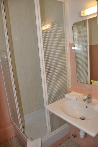 Bilik mandi di Citotel Hôtel Cesar