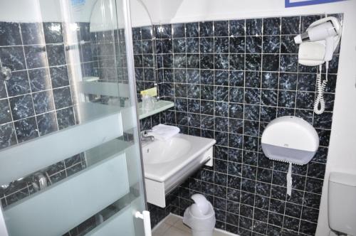 Bilik mandi di Citotel Hôtel Cesar