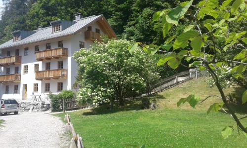 a large white building with a tree in front of it at Malerhaus am Kolbergarten in Bad Tölz