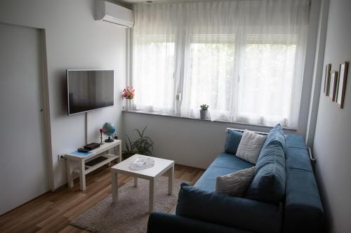 TV a/nebo společenská místnost v ubytování Meridian Apartment , 300m to Bus Terminal, Fast Wifi & Airport Transf