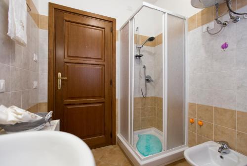 łazienka z prysznicem, toaletą i umywalką w obiekcie La Casa di Noemi w mieście Alghero