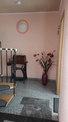 a room with a vase with flowers in it at Scholz & Scholz GbR Zimmervermietung in Hoyerswerda