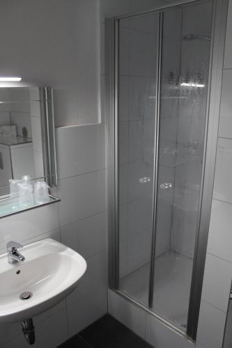 een badkamer met een douche en een wastafel bij Dötlinger Hof in Dötlingen