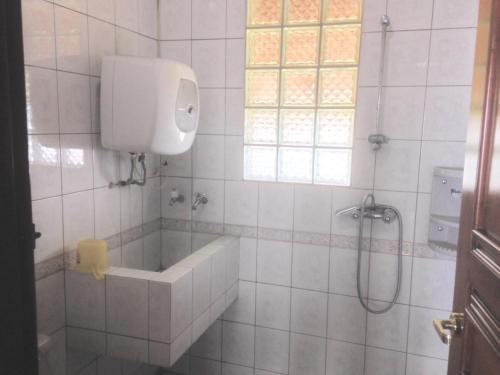 Villa Nuansa Alam tesisinde bir banyo