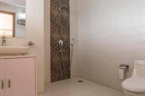 Ree Hostel في ليه: حمام مع دش مع مرحاض ومغسلة